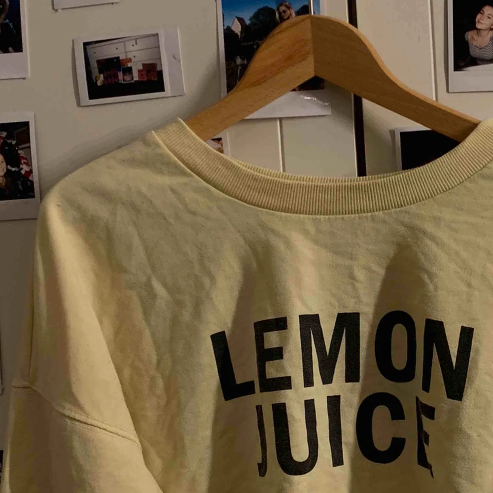 Lite tjockare långärmad tröja med texten ”lemon juice” från bershka. Jättefin till svarta jeans eller liknande!. Tröjor & Koftor.