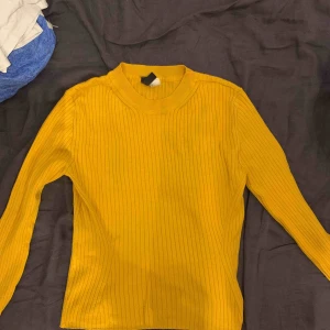  - Gul tajt tröja. Kommer ej till användning. 
