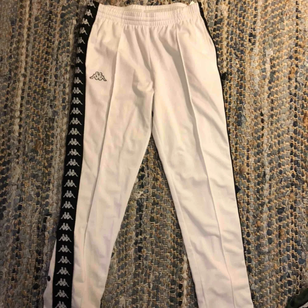 Superfina vita kappa snap-pants. De är använda fåtal gånger men är i nyskick! . Jeans & Byxor.