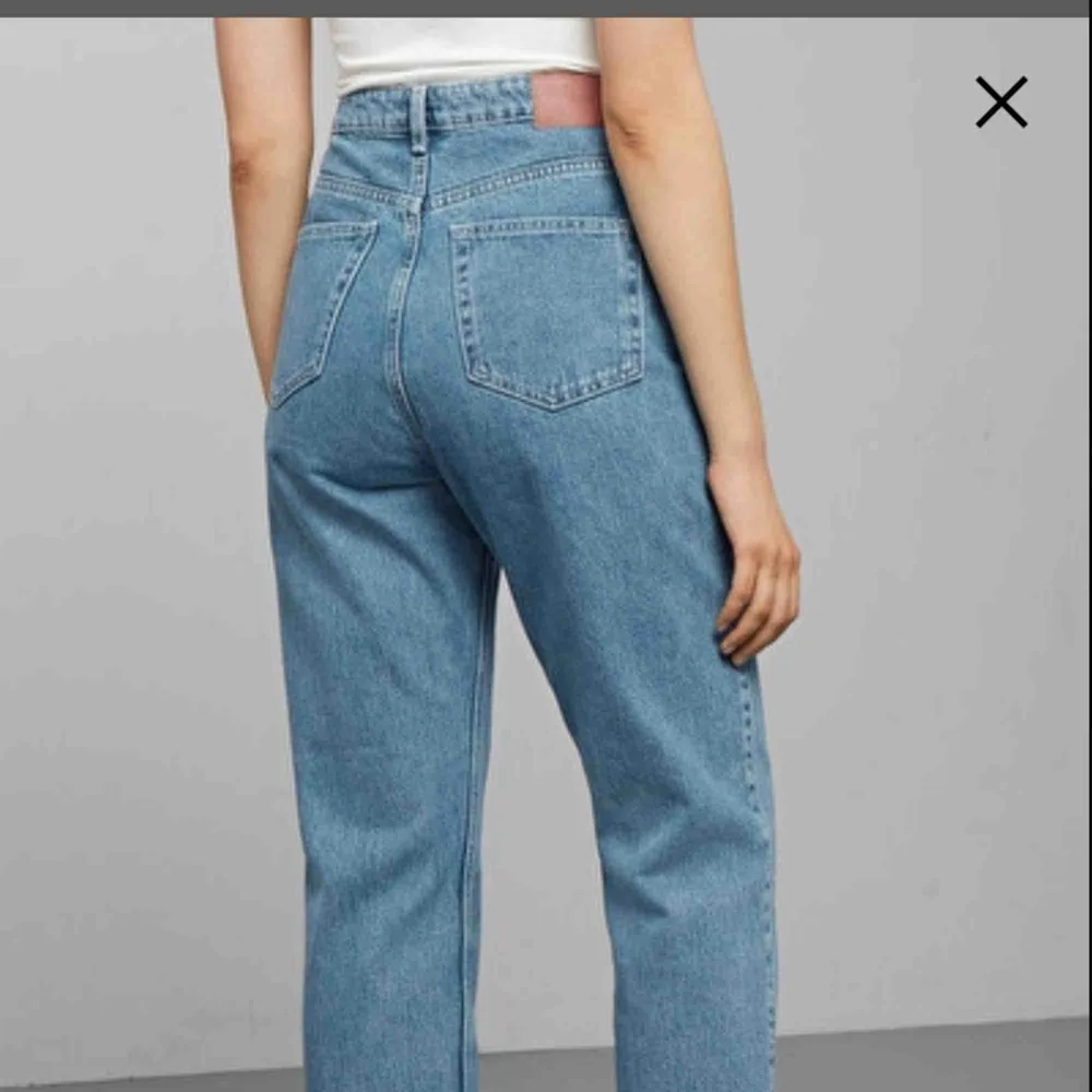 Säljer dessa jeans från weekday i modellen row då dem blivit för stora. Använda men i fint skick, lite slitna vid midjan. Köparen står för frakt:). Jeans & Byxor.