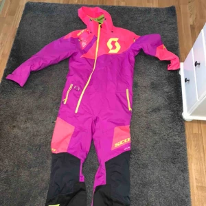  - Skoteroverall från scott, använd i 4 dagar i maj. Nypris 6000kr 