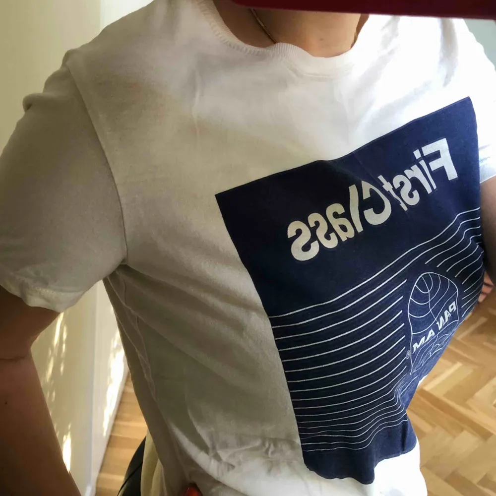 Snygg t-Shirt från Zara! Använd ett fåtal gånger💕💕💕 storlek xs eller s, kontakta för rätt storlek!☺️. T-shirts.