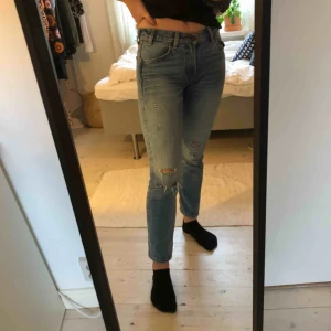  - Ett par otroligt fina jeans från Levi’s med slitningar på knäna. Tyvärr en liten liten blå fläck på vänster lår, annars jättebra skick!! Säljer pga för små</3 frakt tillkommer!