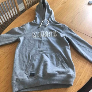  - En Morris hoodie som är ungefär ett halvår gammal, användes knappt då men används numera aldrig.