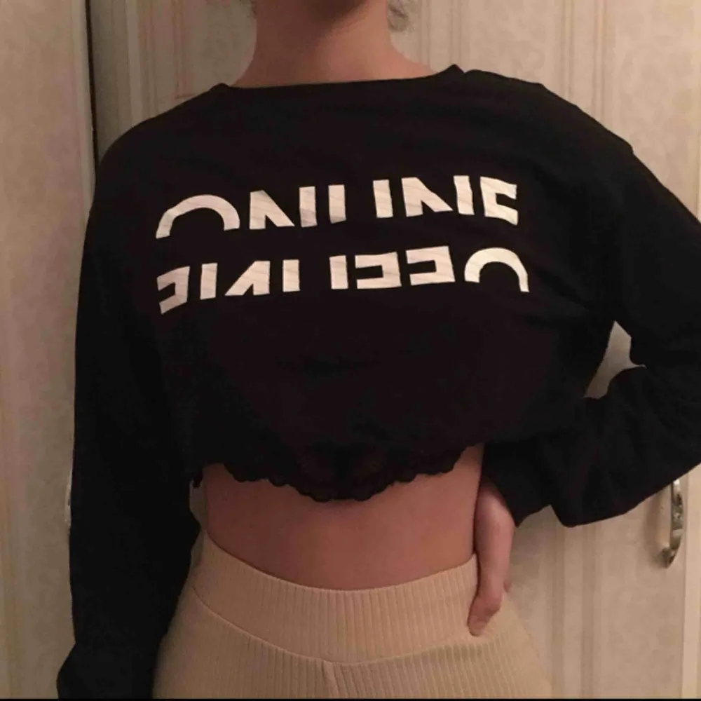 svart Crop tröja med tryck på ”offline online” så gott som ny. Pris kan diskutera. Neuletakit & Villapaidat.