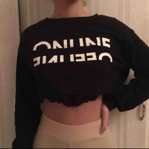  - svart Crop tröja med tryck på ”offline online” så gott som ny. Pris kan diskutera