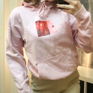 Rosa hoodie med rött tryck - Superbra kvalitet och otroligt skön luvtröja! Köper du denna tillsammans med den blåa så får du båda för 120kr! +frakt. Jag är storlek xs/s och denna sitter bra på mig (: 80kr +frakt. Pris kan diskuteras !