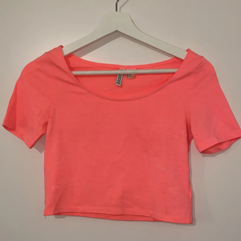 En neon rosa magtröj-T-shirt. Storleken XS men passa även S.. Toppar.