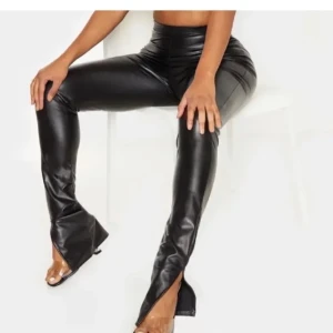 Pretty little thing byxor - Skinnbyxor / lackbyxor, ifrån pretty little thing. Storlek 36, endast testade och orkar ej lämna tillbaka, så helt oanvända med prislapp på! Buda! 💖💖 BUD : 110kr