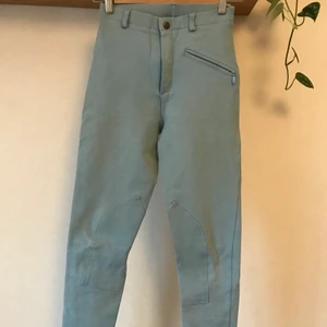 Ljusblå ridbyxa, bomull, 34-36 - Jättefina blå ridbyxor från Roper i fint skick! Kan användas även till vardags. Tjockt och skönt tyg. Bomull.  Kan mötas i Stockholm eller skickas mot fraktkostnad! ✨🌸✨