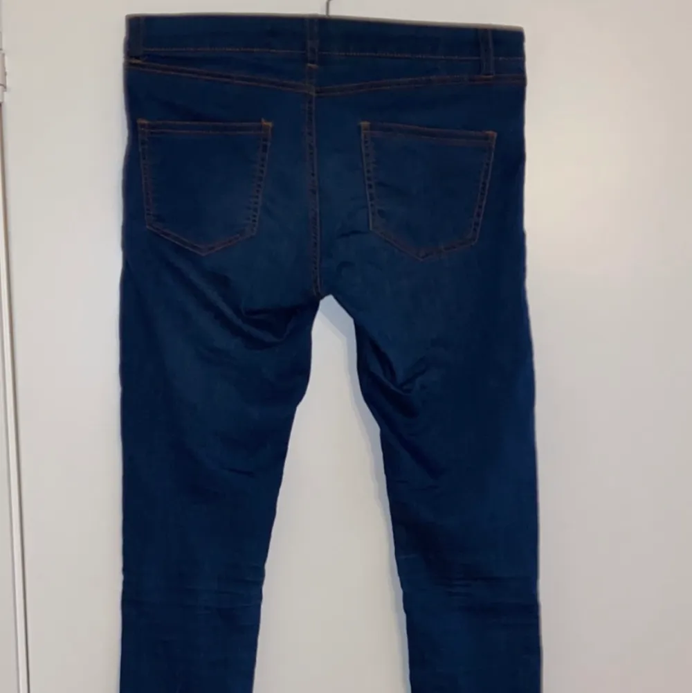 Ett par jeans från ellos i storlek 36. Ett litet hål på knät (bild 3) går att sy enkelt eller göra ett större hål. Jeans & Byxor.