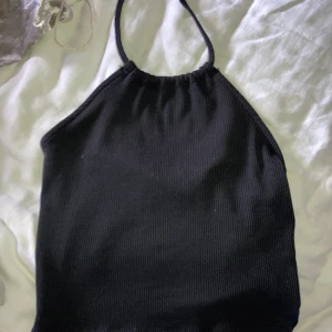 Linne med öppen rygg - Svart linne med öppen rygg från bikbok. Helt oanvänd med lappen kvar. 