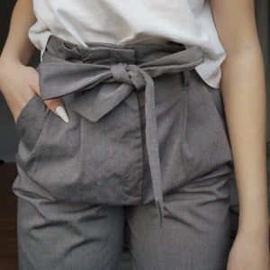 Kostum byxor  - Ett par jätte snygga kostum byxor i stretchigt matrial. Passar mig perfect som är 168 men använder aldrig så säljer dom🥰💕inga skador eller fläckar 