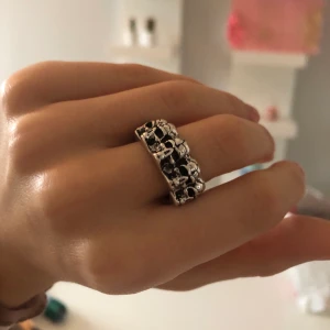 Dödskalle ring - Säljer dessa två ringar då de är lite förstora för mig! Är inte i behov av att sälja så kommer ej sänka priset❤️ 75kr/st