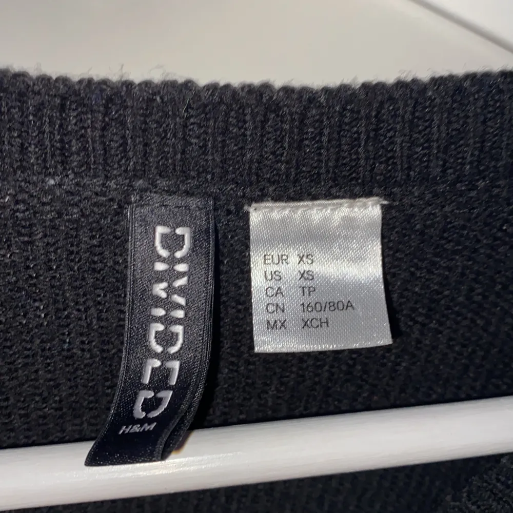 Pärltröja i storlek XS från H&M bra skick, den har bara ruttnat i garderoben, ingen användning av den:). Tröjor & Koftor.