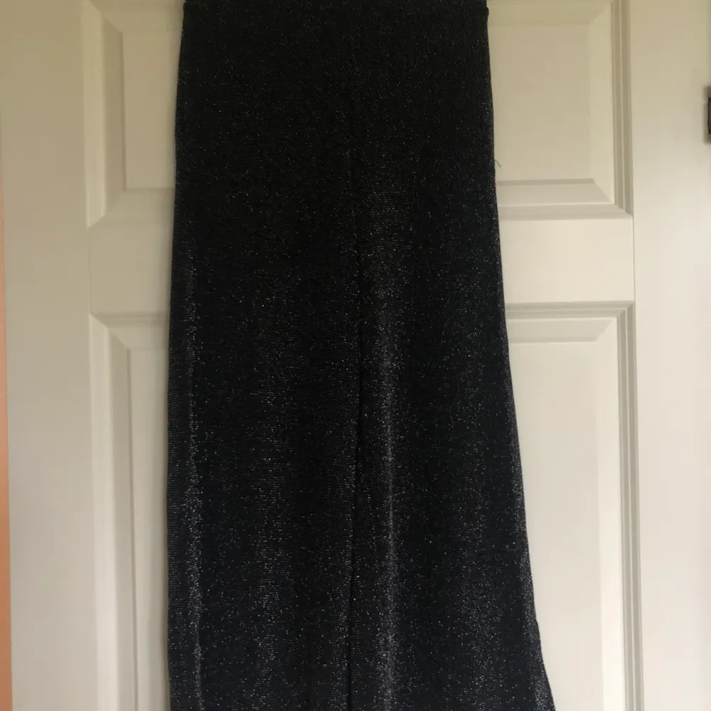 Säljer dessa glittriga byxor, materialet är väldigt strechigt! Storlek XS men passar många storlekar då dem är väldigt stetxhiga (passar mig som bär M). Dem är lite kortare i modellen, typ 3/4 skulle jag nog säga men det beror på hur lång man är. Frakt tillkommer. Farkut & Housut.