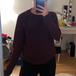 Stickad tröja - En fin vinröd stickad tröja från Vero Moda. Storleken är xs men passar både S/M då den är hyfsat  stor i modellen💕 frakt och pris kan diskuteras