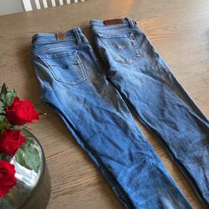 Säljer två par super sköna replay jeans i storlek 25 och längd 30 på dom första till vänster och längd 34 men uppsydda till 30 på dom första till höger! 200 kr för båda + frakt