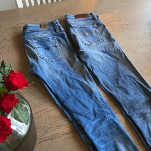Replay jenas - Säljer två par super sköna replay jeans i storlek 25 och längd 30 på dom första till vänster och längd 34 men uppsydda till 30 på dom första till höger! 200 kr för båda + frakt