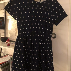 Marinblå klänning använd få ggr - Köptes för några år sen på Zalando, använd max 5 gånger :)) Jätteskönt tyg, slutar ovanför knäna. 120 + frakt! Skriv om du önskar fler bilder 🥰