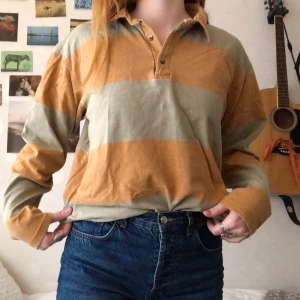 Randig Tröja med Krage - Säljer denna supermysiga tröja då den tyvärr inte har kommit till användning🧡 Passar XS-L, är oversize på mig som har S. Har en fläck och ett hål som syns på bild 3, men det syns knappt när man har den på sig. Kan mötas upp i Göteborg, annars tillkommer frakt :)