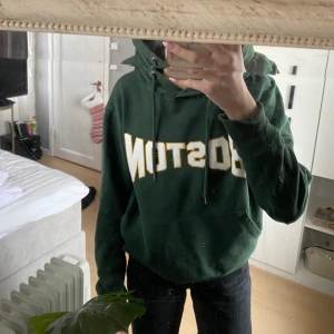 Hoodie - Super snygg hoodie i storlek M (passar XS-L beroende på hur man vill att den ska sitta) frakt: 63kr. Startar på 39kr🥰