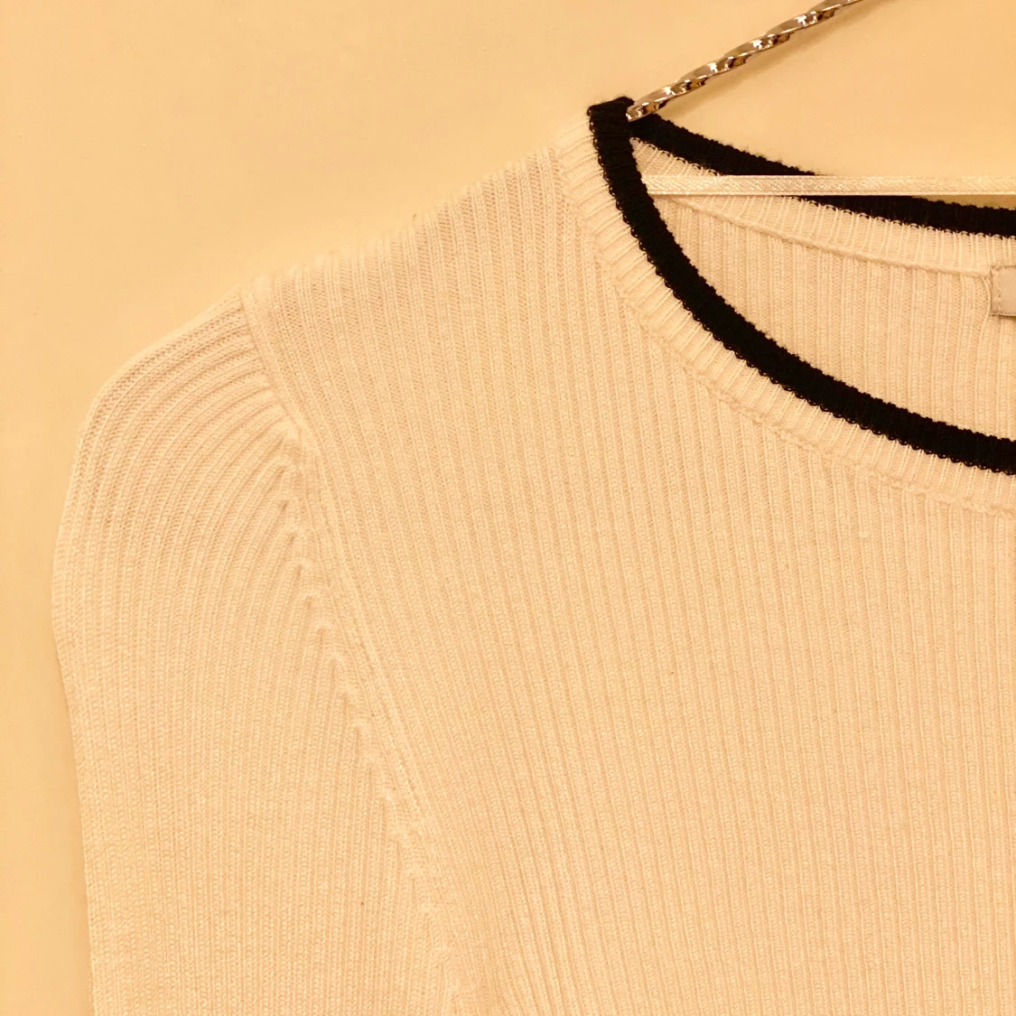 Vit tröja med utsvängda armar  - 90