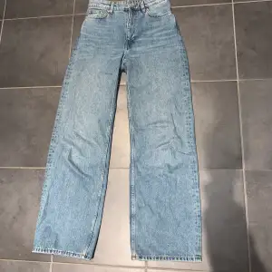 Monki jeans storlek 26. Sitter supersnygga och säljer för att jag har ett liknande par. 250 kr.