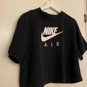 Nike air - Super fin träningströja, väldigt skön och lyftig att träna i. Ganska kort i moddelen men går iaf ner över naven. Sparsamts andvänd och i perfekt skick. Köparen står för frakten📦💗