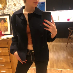 Tygjacka - Jättefin jacka i tjockt tyg, från Filippa K. Väldigt fint skick och superbra kvalite!! ❤️ 