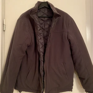 Flisjacka - En grå flisjacka som är fodrad, bra skick, andvänd 2 gånger. Strl XL men sitter bra på mig som oftast har M. Passar alla strl men kan bli mer oversized på vissa.