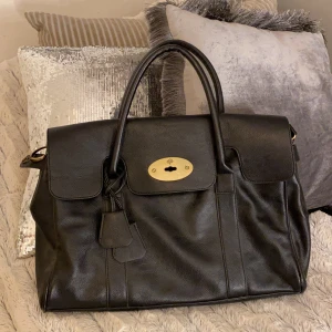 Mulberry  - Hej. Säljer denna jättefina mulberry väskan ( FAKE ). Modellen heter bayswater och väskan är i färgen svart. Vid mer intresse skickar jag gärna mer bilder på. Köptes får några månader sedan på blocket och har inte riktigt kommit till användning.