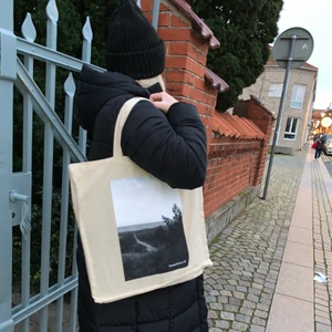 Österlenkassen UF - Sugen på en snygg tygkasse att bära med dina saker i eller varför inte en julklapp till en vän eller familjemedlem?💕 Denna kasse kan bli din för endast 129 kr, 10% av all vinnst går till Barncancerfonden 