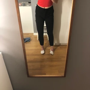 Svarta kostymbyxor - Svarta kostymbyxor som går till anklarna från Bikbok. Säljer för att jag har dubbletter🙄 bekväma och är i storlek S💕
