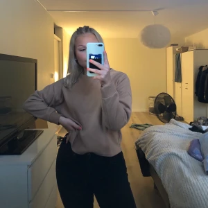 Sweatshirt  - Beige sweatshirt från NewYorker💞