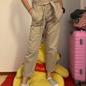 Cargo byxor  - Ett par cargo byxor ifrån Zara. Använd få gånger men i väldigt bra skick! Kan skicka flera bilder om de önskas. Köpte för 250kr säljs för 100kr. 