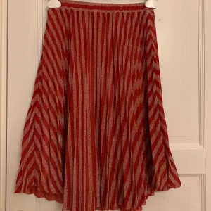 Glittrig kjol Saint Tropez - Superfin kjol från Saint Tropez som tyvärr inte kommit till så mycket användning som jag önskar. Perfekt till jul och även i sommar. Bra kvalité. Tar emot betalning via swish och köparen står för frakten