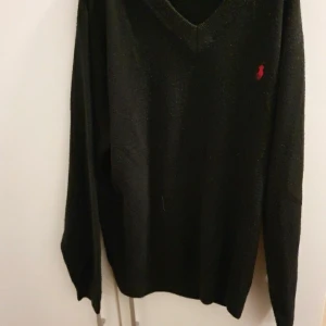 Tröja - tröja i storlek m. står inte för frakten och djur finns i hemmet ute på fler sidor