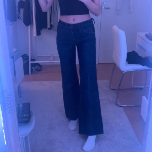 lågmidjade levis jeans - storlek står ej men passar mig som har strlk 34/XS. lågmidjade rak modell från levis, lite slitna (se 3e bild) men ser ändå bra ut, köpta på secondhand. Jag är 169cm. Frakt 40kr 