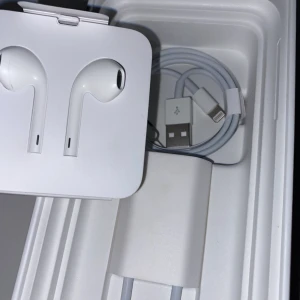 iPhone tillbehör  - iPhone tillbehör - äkta - oanvänt - hörlurar - laddare - vägguttag  USB KABEL = 125 kr + frakt VÄGGUTTAG = 99 kr + frakt HÖRLURAR = 299 + frakt