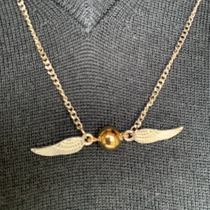 Gyllene kvicken halsband - ✨Gyllene kvicken halsband✨•••kolla in mina andra smycken! Frakten är 15kr hur mkt du än köper✨ Du kan köpa fler än en om du vill ge bort eller nåt liknande❣️💝❣️   I LAGER