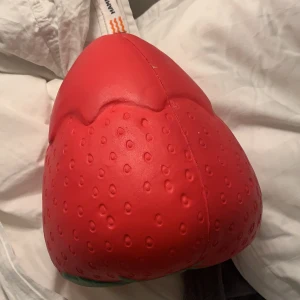 Jordgubbars squishy - Skitstor jordgubbssquishy 20kr + 63kr frakt! Doftar gott