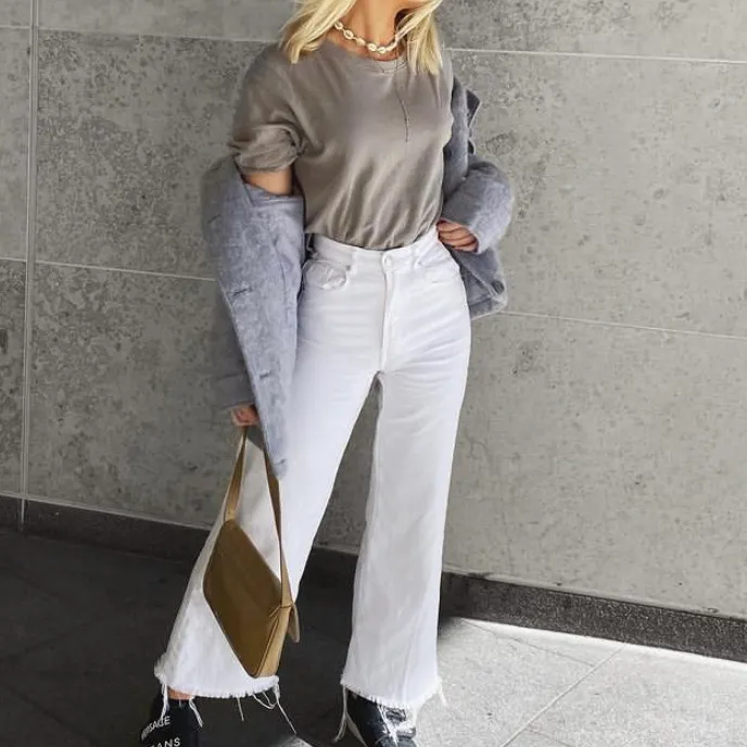 Säljer dessa vita utsvängda byxor från Zara! Sitter perfekt och är sparsamt använda. Frakt tillkommer✨ (storlek 32 men sitter mer som 34/36) . Jeans & Byxor.