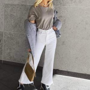 Säljer dessa vita utsvängda byxor från Zara! Sitter perfekt och är sparsamt använda. Frakt tillkommer✨ (storlek 32 men sitter mer som 34/36) 