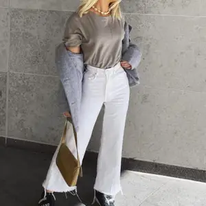 Säljer dessa vita utsvängda byxor från Zara! Sitter perfekt och är sparsamt använda. Frakt tillkommer✨ (storlek 32 men sitter mer som 34/36) 