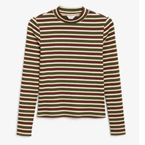 Retro Turtleneck  - Färgerna ger mig retro vibes och därför jag köpte den. Dock kommer den inte till den användning jag hoppats på. Säljer i nyskick endast användas en gång! Fraktkostnad 44kr. Passar S med pågrund av stretch