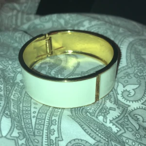 Vitt armband - Fint armband men får aldrig användning för det så säljer för 35  🥰