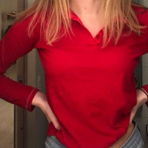 Röd tröja - Röd tröja med knappar. Superskön. ❤️ Frakt tillkommer🥰