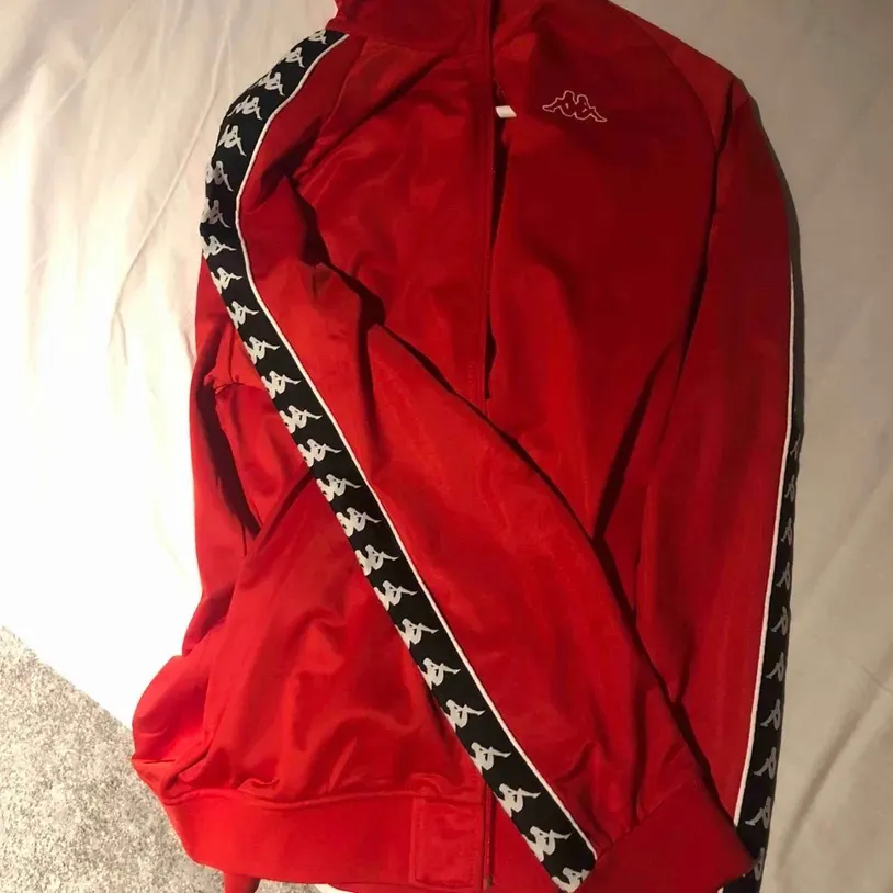 Röd zip up från märker Kappa, sjukt snygg med en vit t shirt eller linne. Köpt för 700, nypris: 300kr ( kan diskuteras) passar allt från XS-XL men är i storlek XL. . Tröjor & Koftor.