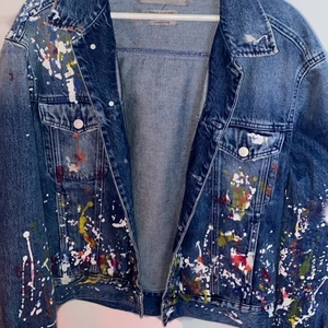 Calvin Klein Jeans Jacka - Säljer min 2 gånger använda jacka! Fick den som present men den passade inte så har förvarat den! Nypris: 2000kr pris kan förhandlas vid upphämtning!